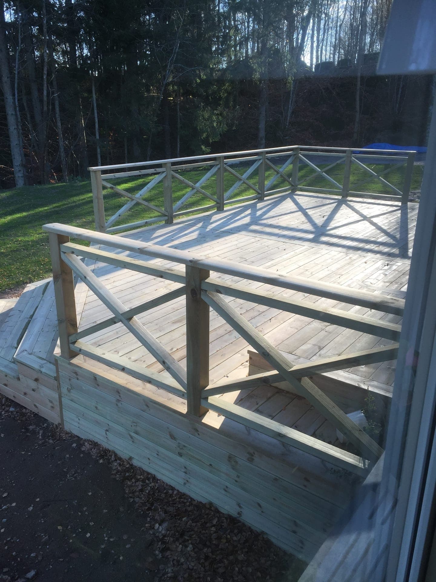 Nybyggd träaltan med korsräcke