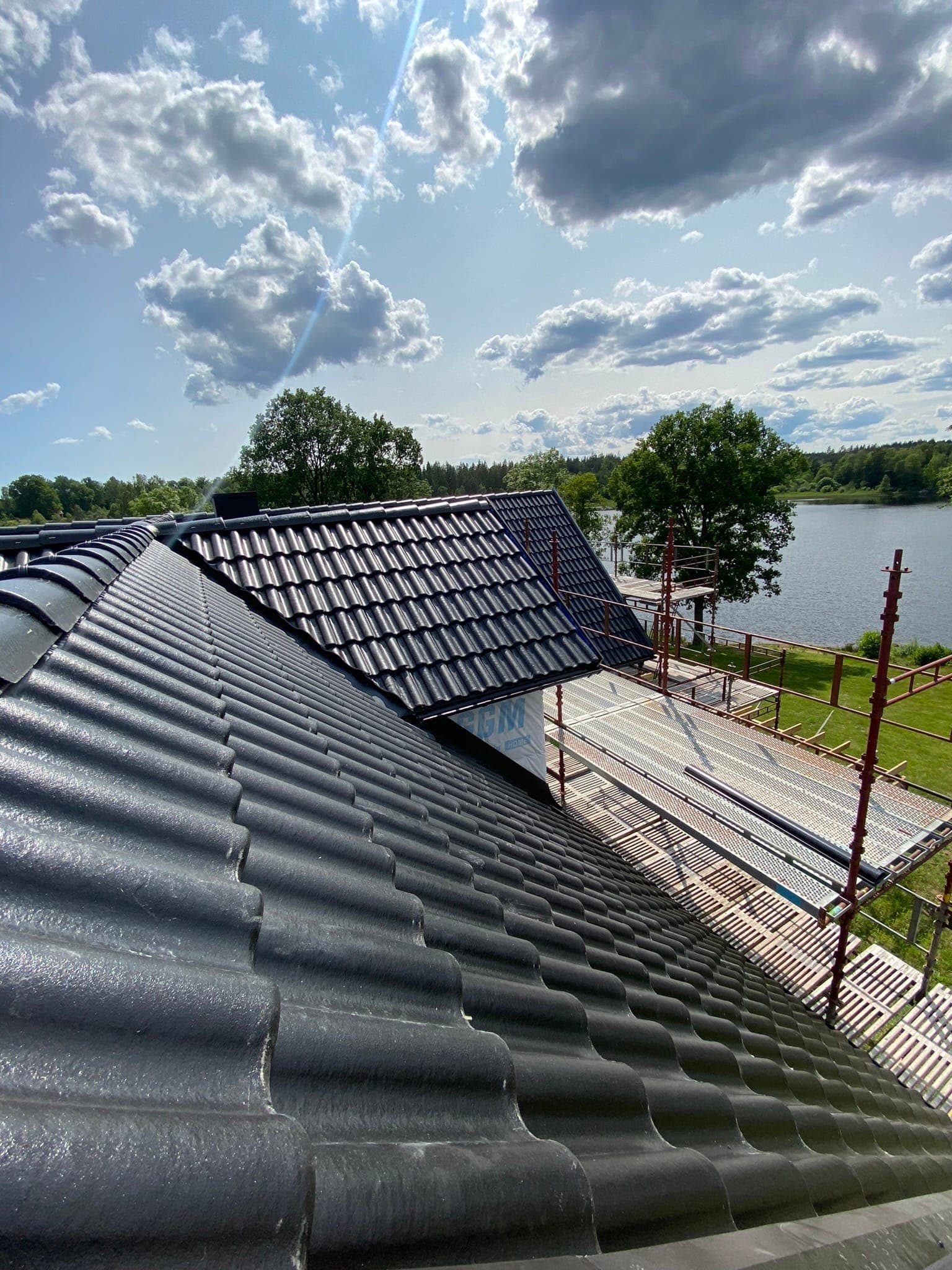 Mörkt takprojekt med sjöutsikt