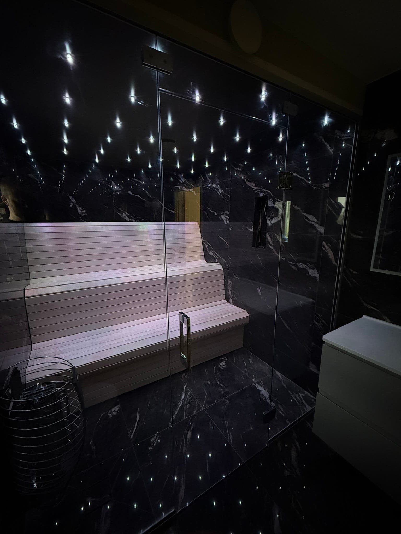 Lyxig bastu med glasvägg och stjärnhimmel